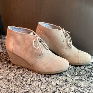 Toms Desert Wedge Taupe Suede Bootie Size 10